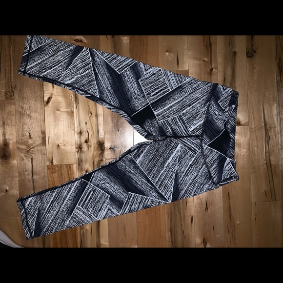 Lulu Lemon Capri leggings - Picture 3 of 3